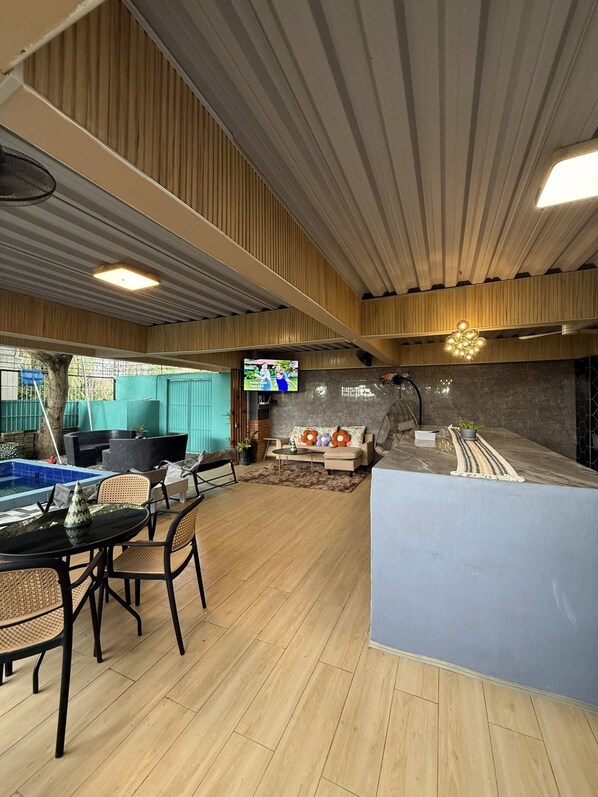บ้านคอมฟอร์ท, 1 ห้องนอน, ใช้สระว่ายน้ำได้, ติดสวน | บริการอาหารในห้องพัก