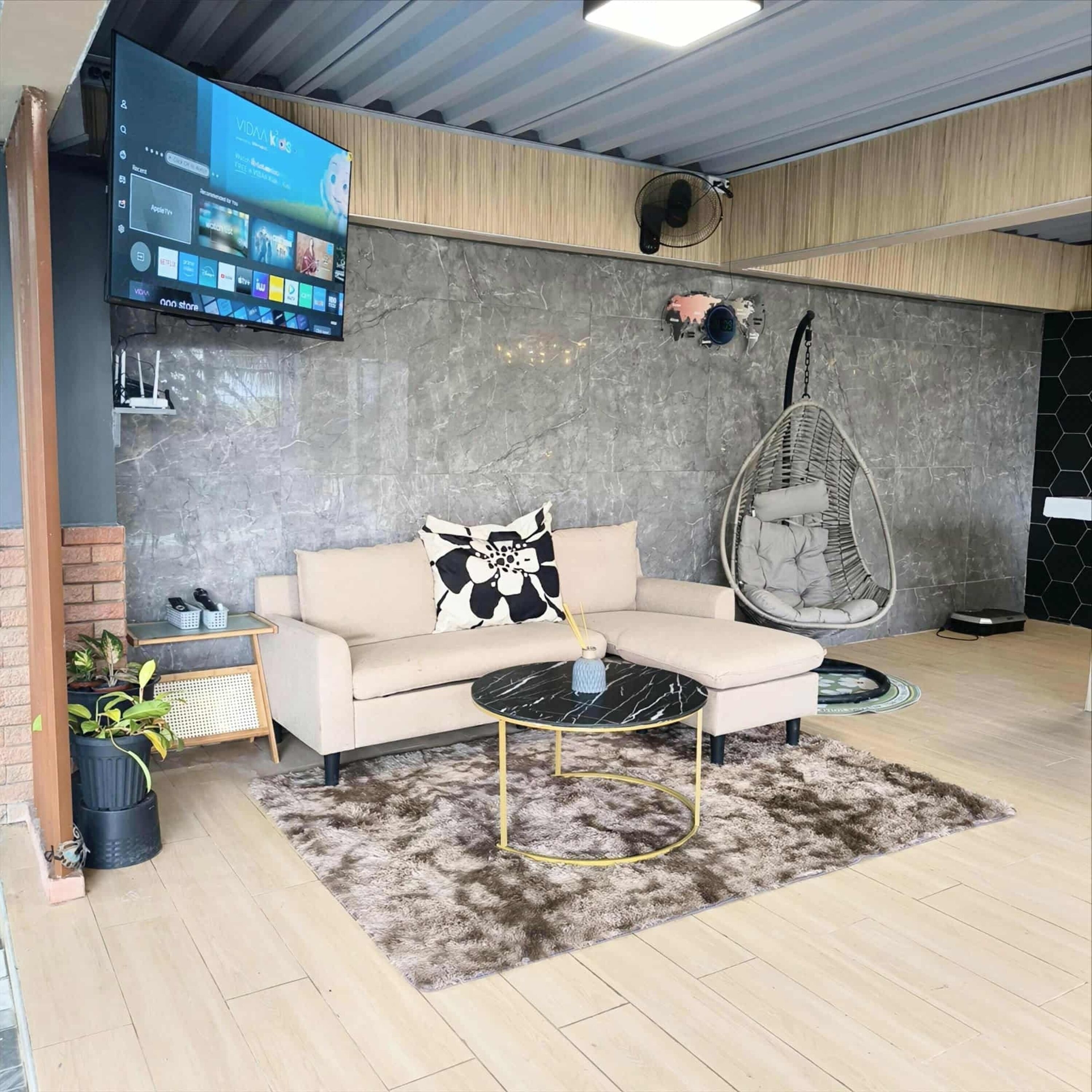 Nhà tiện nghi đơn giản, 1 phòng ngủ, hồ bơi riêng, khu vực vườn | Phòng khách | Smart TV 58-inch có truyền hình kỹ thuật số, sách 