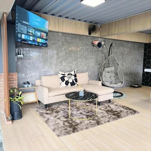 Casa Comfort, 1 dormitori, piscina privada, zona enjardinada | Sala d'estar | Televisor intel·ligent de 58 polzades amb canals digitals i llibres