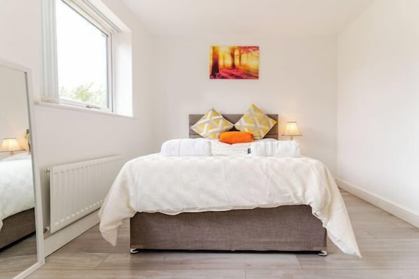 Cribs/infant beds