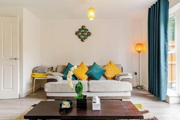 Living area - mulberry garden Coventry (Coventry)