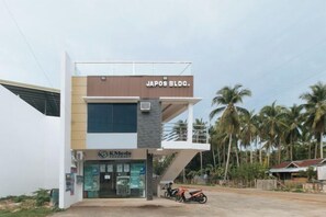 Exterior - RedDoorz @ Happy Stay Apartelle (Dauis)