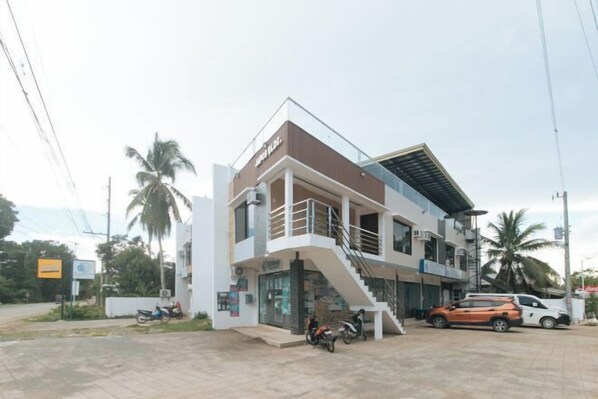 Exterior - RedDoorz @ Happy Stay Apartelle (Dauis)