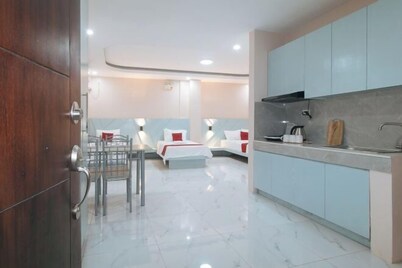 RedDoorz @ Happy Stay Apartelle