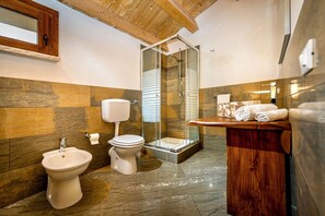 Dusj, hårføner og bidé