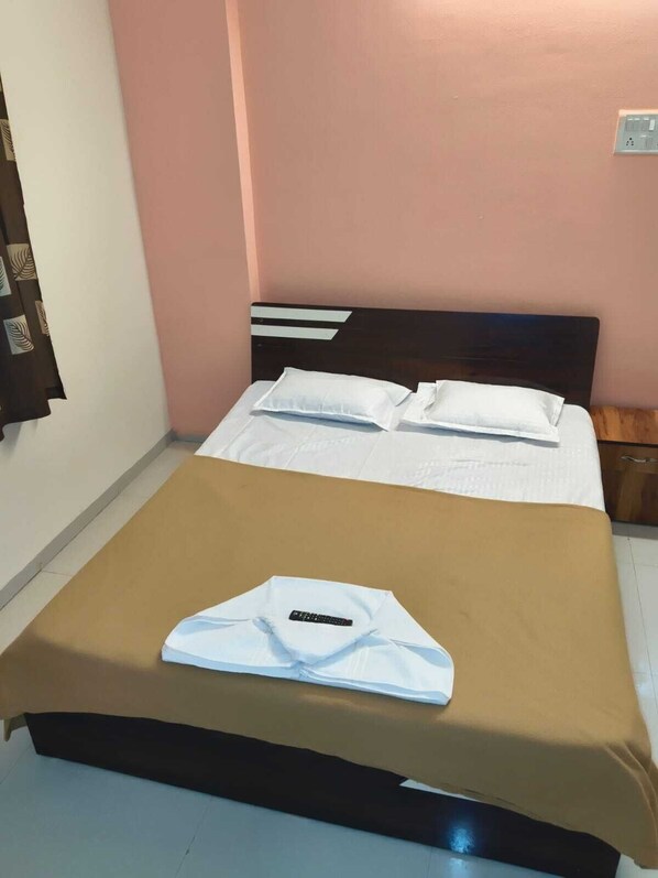 Economy Double or Twin Room | Free WiFi, bed sheets - Balaji Lodging (Hinjawadi)