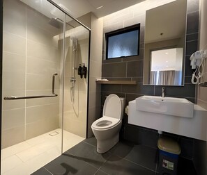 Douche, sèche-cheveux, chaussons, serviettes fournies