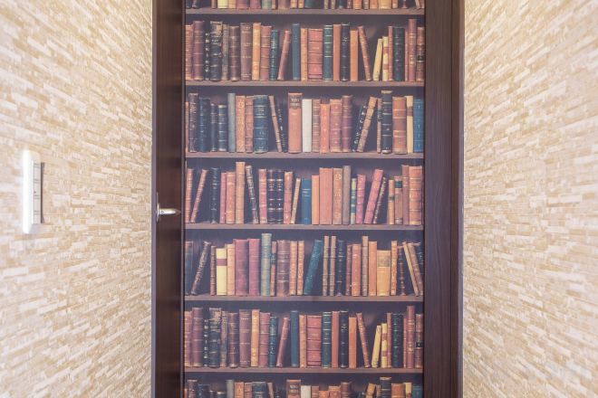 A bookshelf filled with books.