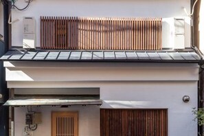 Exterior - Silent Echo Inn (Osaka)