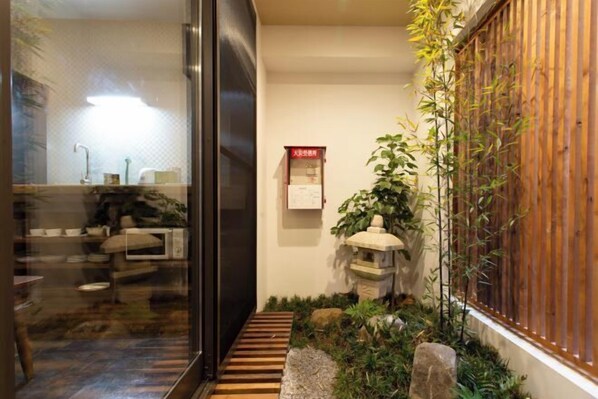 Interior - Silent Echo Inn (Osaka)