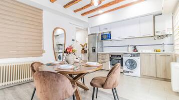 Four, plaque de cuisson, grille-pain, tables Ă manger