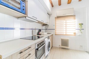 Horno, placa de cocina, tostadora, mesa de comedor