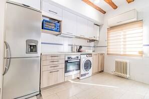 فرن، موقد طهي مسطح، محمصة خبز، مائدة طعام