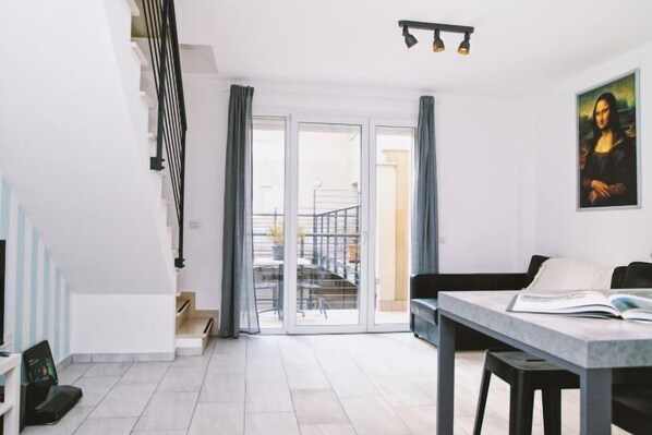 Cribs/infant beds