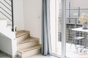Cribs/infant beds