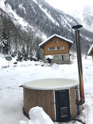 Tina de hidromasaje al aire libre