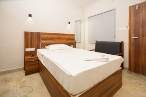 Habitación básica con 1 cama matrimonial o 2 individuales | Escritorio, espacio para trabajar con laptop y wifi gratis 