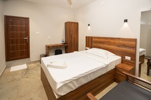 Habitación básica con 1 cama matrimonial o 2 individuales | Escritorio, espacio para trabajar con laptop y wifi gratis 