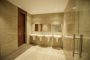Regadera, amenidades de baño gratuitas, toallas, jabón 
