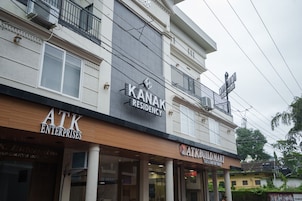 Un edificio de varios pisos con ATK Enterprises y Kanak Residency en la planta baja, y una tienda Build Mart en el segundo piso.
