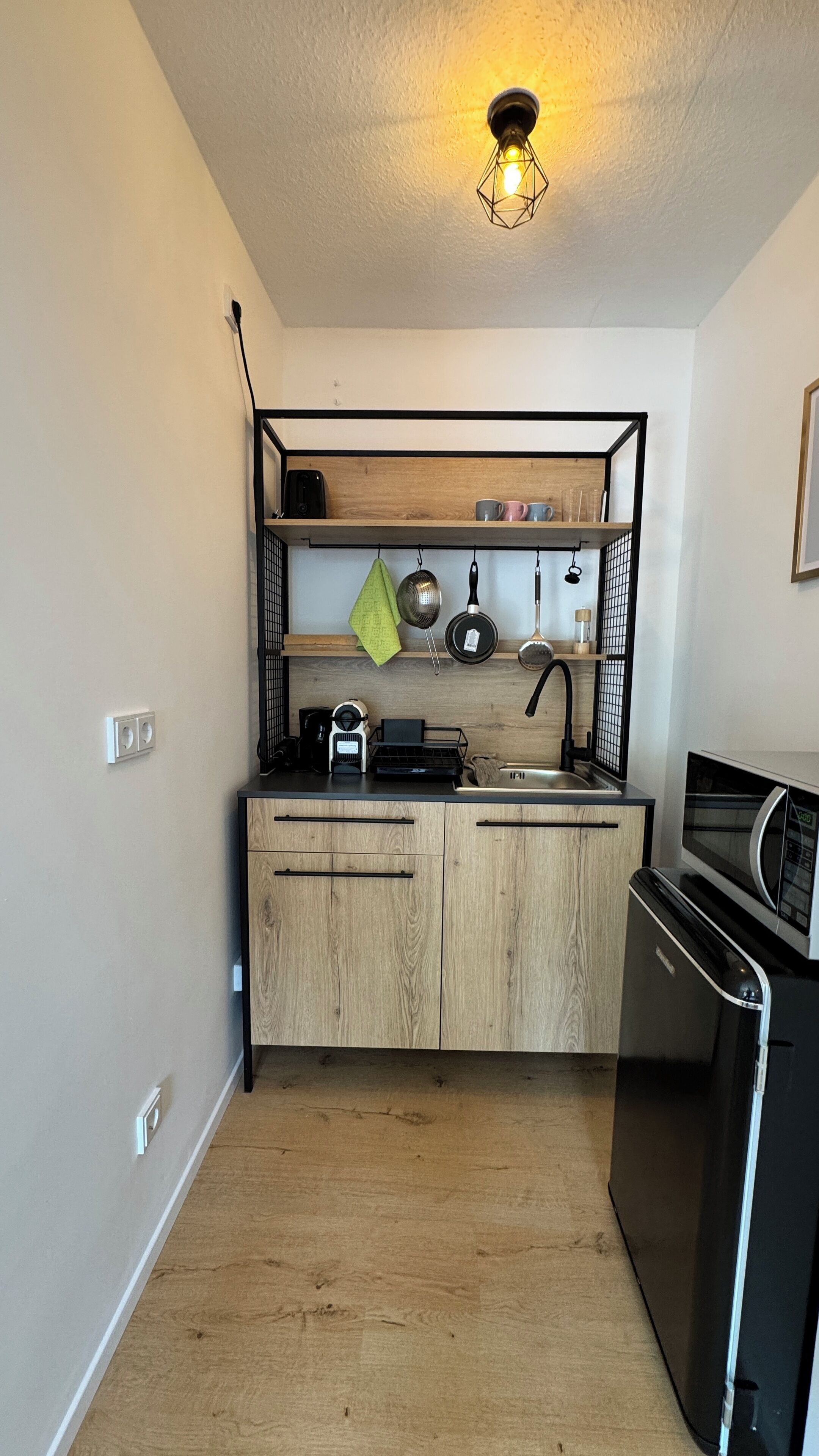 Kühlschrank, Mikrowelle, Herdplatte, Wasserkocher mit Kaffee-/Teezubehör