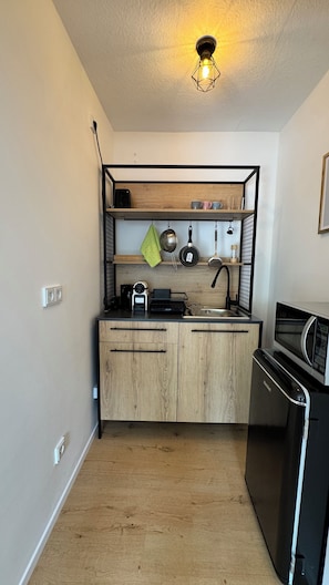 Fridge, microwave, stovetop, coffee/tea maker
