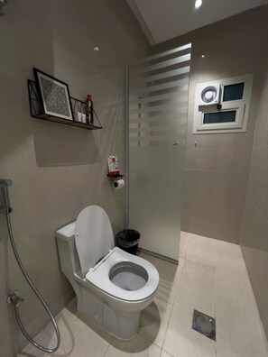 Shower, towels, soap, toilet paper - Business Apartment North Riyadh, Almalqa (Riyadh)