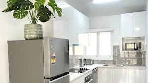 Fridge, microwave, oven, stovetop - 2bedrm unit next to southbank (Highgate Hill)