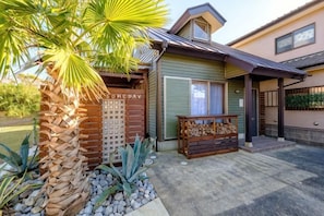 A residential property with a covered porch, a wooden bench, and a palm tree. - SOMEDAY (Onjuku)