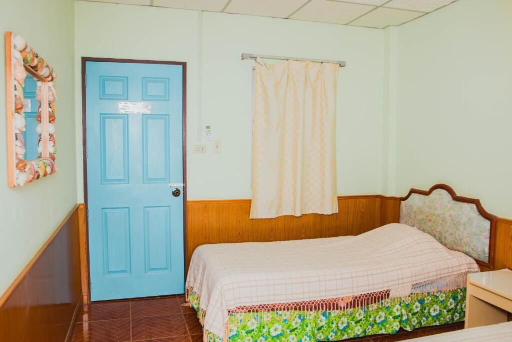 Desk, laptop workspace, free WiFi