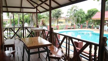 Breakfast, lunch, dinner served; Thai cuisine