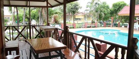 حيث تُقدم وجبات الإفطار، الغداء، العشاء، الأطباق التايلاندية