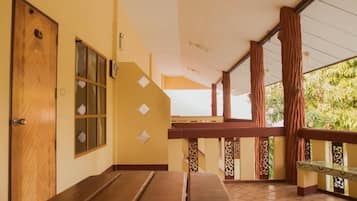 Breakfast, lunch, dinner served; Thai cuisine