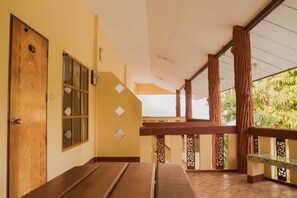 حيث تُقدم وجبات الإفطار، الغداء، العشاء، الأطباق التايلاندية