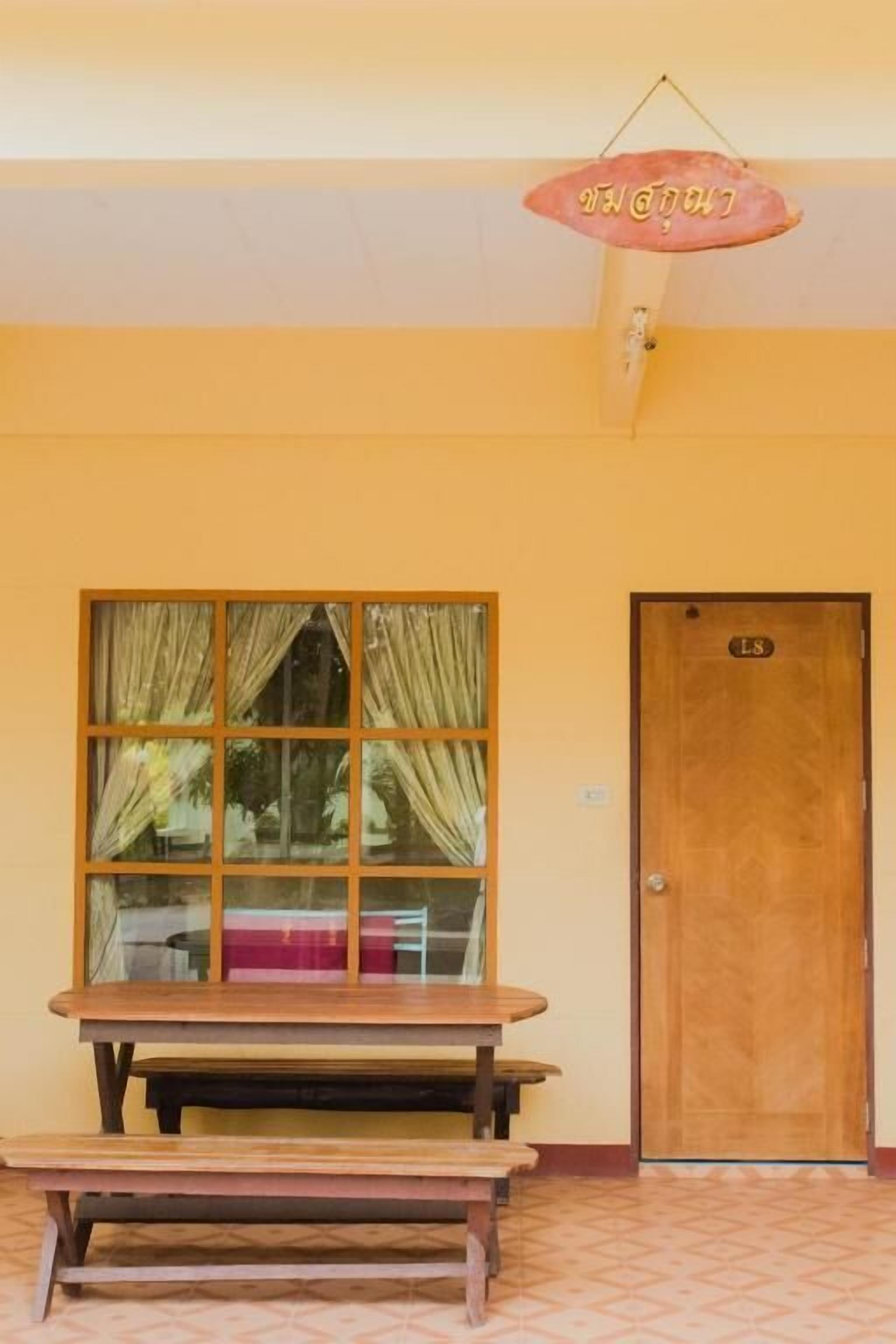 Breakfast, lunch, dinner served; Thai cuisine 