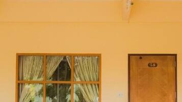 Breakfast, lunch, dinner served; Thai cuisine