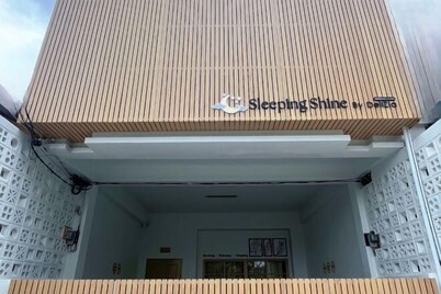 Sleeping Shine by DeliZia Homestay (9-10 Persons)