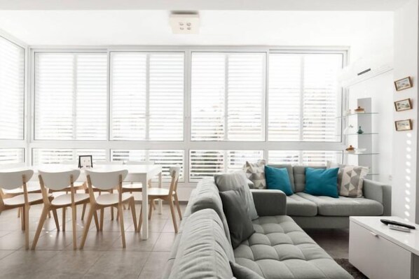 Room - Heart of Tel-Aviv Spacious Stay by Sea N' Rent (Tel Aviv)