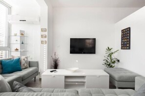 Room - Heart of Tel-Aviv Spacious Stay by Sea N' Rent (Tel Aviv)