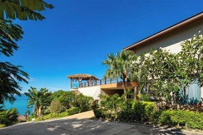 A resort with a pool, palm trees, and a view of the ocean. - Baan Faasai 5-Bedroom Hillside Seaview Pool Villa (Koh Samui)