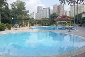 Kolam renang terbuka