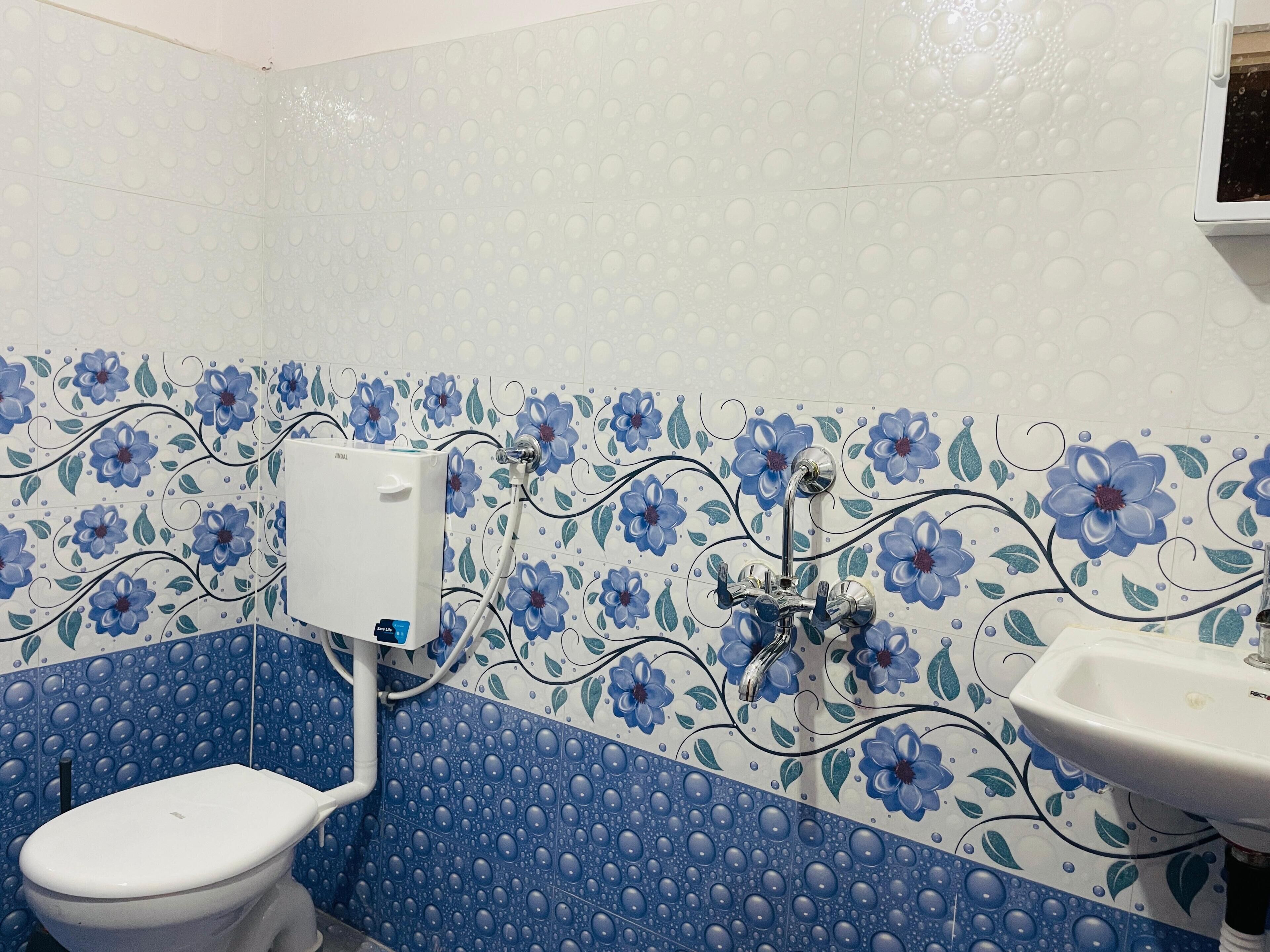 Deluxe Double Room, City View | Bathroom | Shower, free toiletries, hair dryer, towels