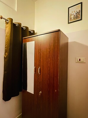 Dobbeltrom – deluxe, byutsikt | Klesskap