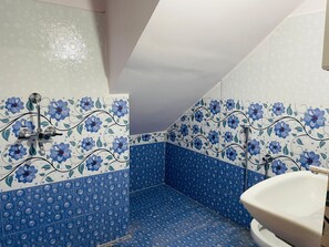Doppia Deluxe, vista città | Bagno | Doccia, set di cortesia gratuito, asciugacapelli, asciugamani