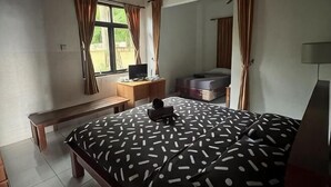 Egy hálószoba, amelyben található egy ágy, egy íróasztal, egy szék, egy pad, egy ablak és egy tükör.