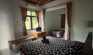 Unclassified image, 2 of 3, button - Jasri Ombak (Bali)