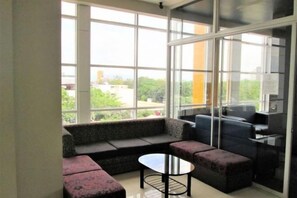 المنشأة من الداخل