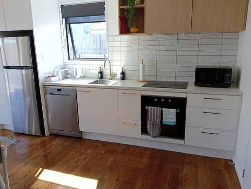 Charming 2-bedroom apartment in welcoming Christchurch with AC