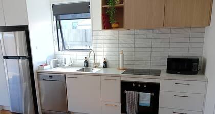 Charming 2-bedroom apartment in welcoming Christchurch with AC