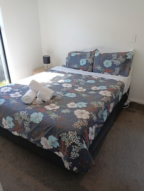 2 habitaciones, tabla de planchar con plancha, wifi y ropa de cama 